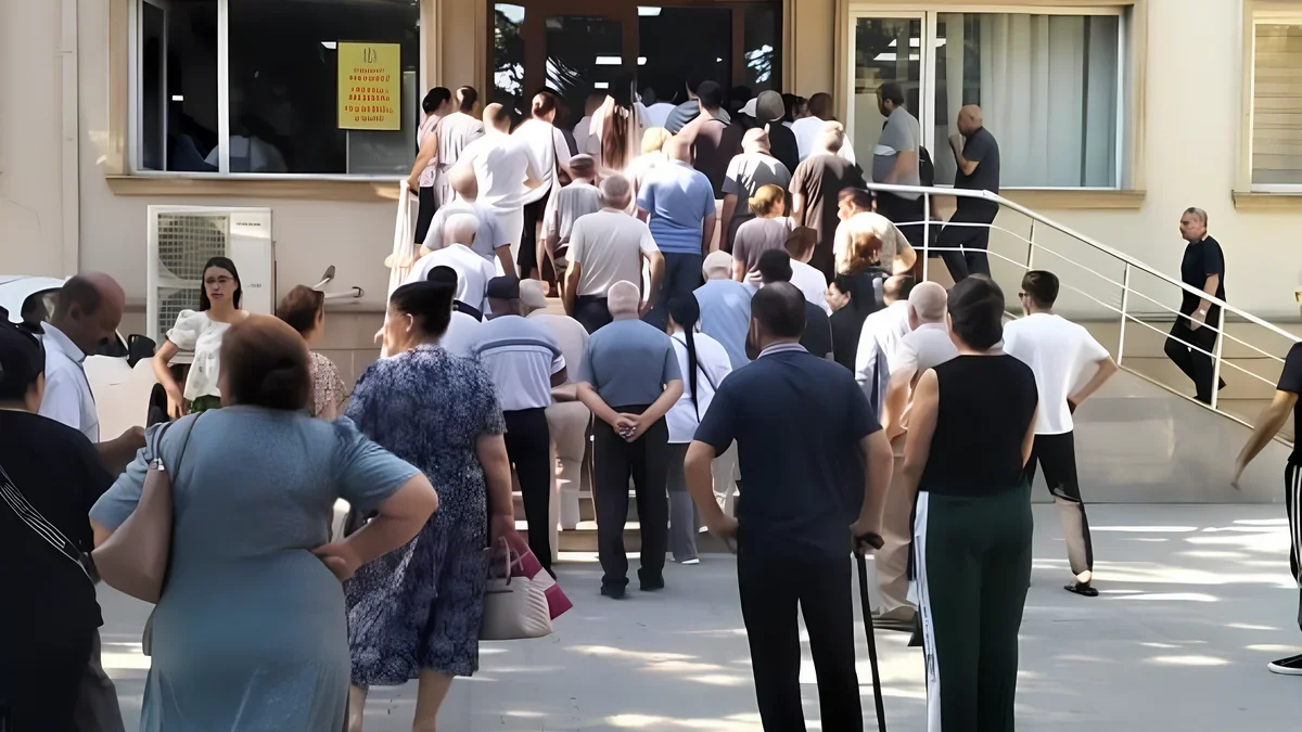Deputat xəstəxanalardakı vətəndaşları narazı salan növbələrdən danışdı: "Ciddi fikir veriləcək"