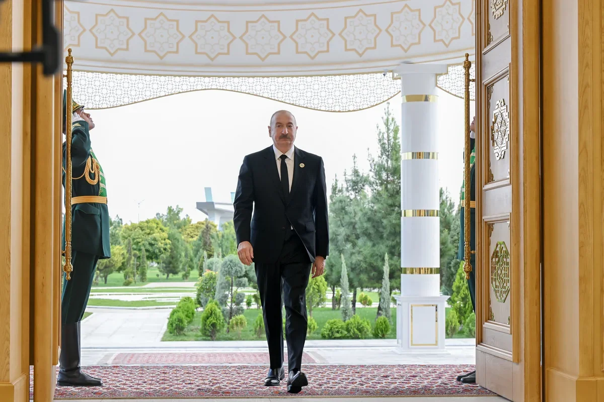 İlham Əliyev Türkmənbaşıda yüksəksəviyyəli görüşdə iştirak etmək üçün "Avaza" Kompleksinə gedib - Foto