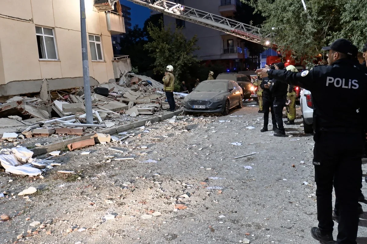 Səhər saatlarında İstanbulda bina çökdü: Dağıntılar altında qalanlar var - Video